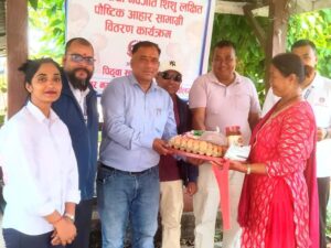 रत्ननगर–१६ का सुत्केरीलाई पौष्टिक आहार वितरण