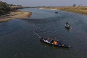 चितवनको सौराहास्थित राप्ती नदीमा बोटिङको आकर्षण