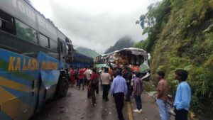 जलबिरेमा दुई बस र एक ट्रक ठोक्किँदा ३० जना घाइते