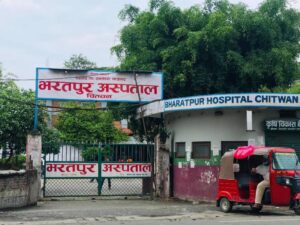भरतपुर अस्पतालको आइसियुमा प्रतीक्षारत बिरामीको नाम ‘डिस्प्ले बोर्ड’मा