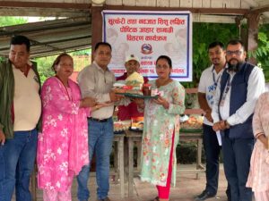 रत्ननगर–१६ का २५ जना सुत्केरीलाई पौष्टिक आहार वितरण