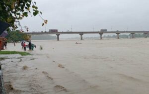 नारायणी पुलबाट हाम्फालेका व्यक्तिको खोजी कार्य जारी